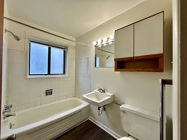 Edgewood Apartments — Photo 33