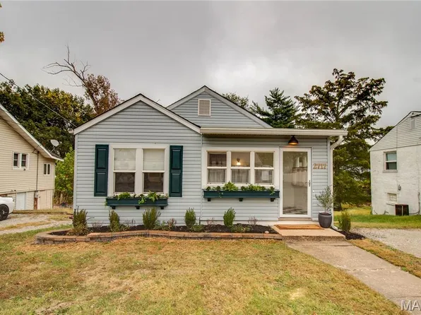 2717 Grovelin St, Godfrey, IL 62035