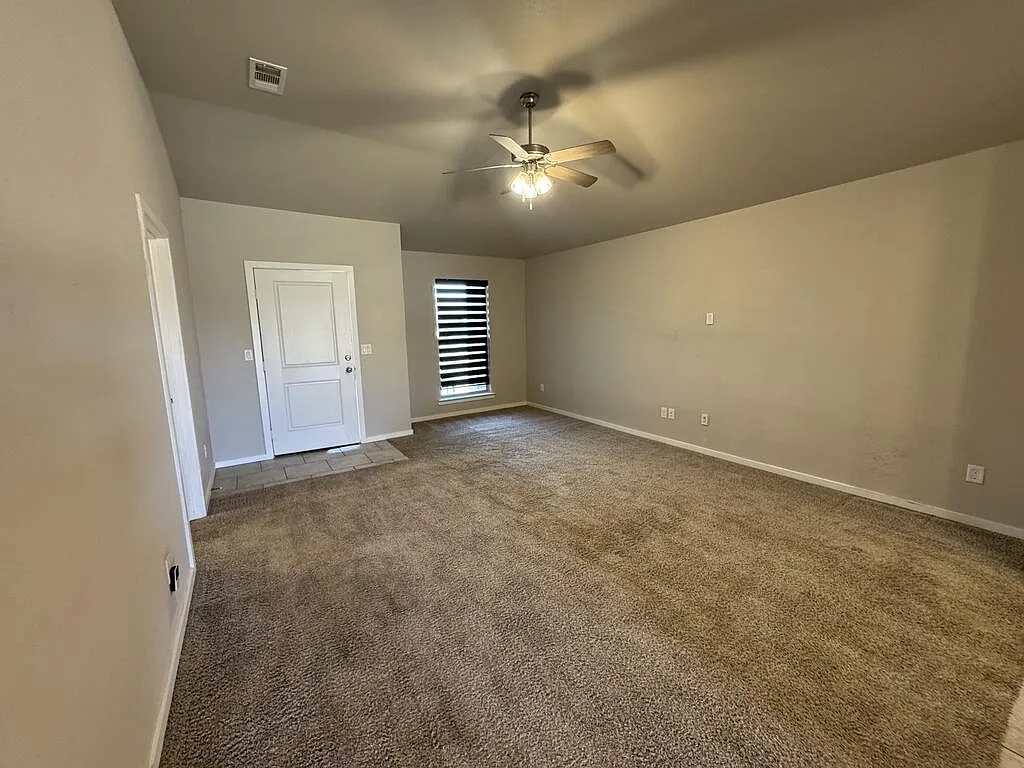 3 bed, 2.0 bath, 1379 sqft, $2,300 — Photo 3