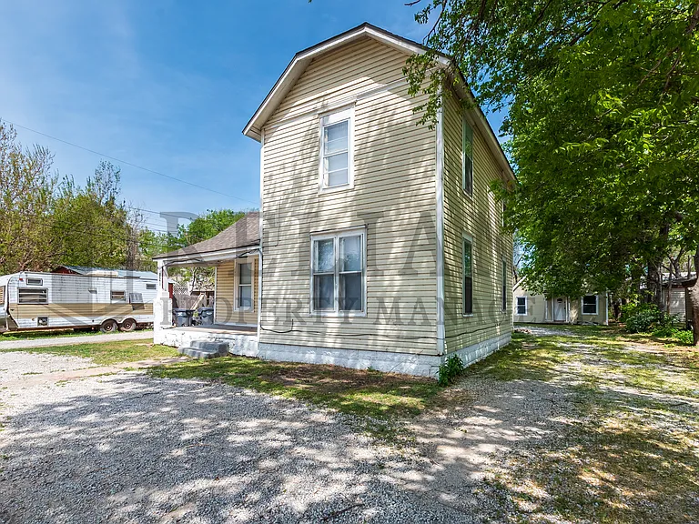 826 W Mentor Ave — Photo 3