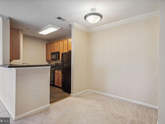 3rd image of 4862 Eisenhower Ave Unit 274