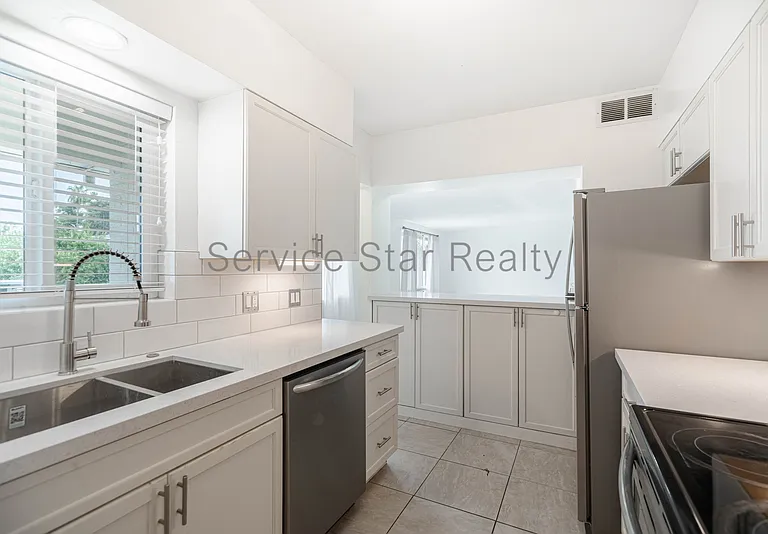 102 W Maryland Ave #D2 — Photo 6