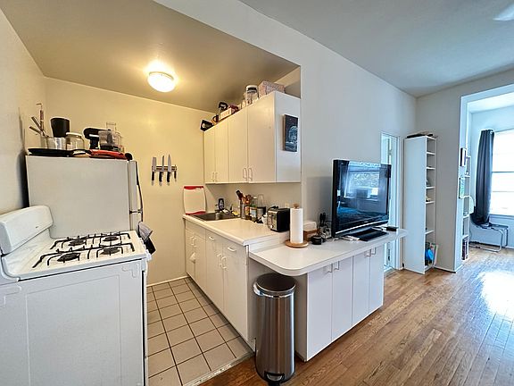 3rd image of 5528-30 N Kenmore Ave