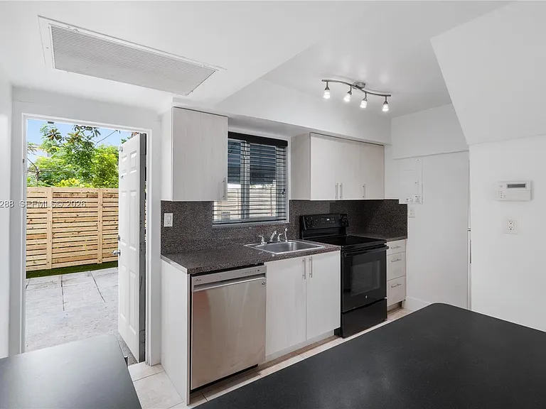 932 SW 6th St #5 — Photo 11