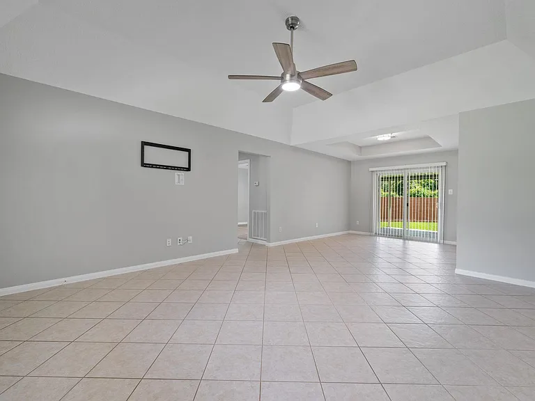 460 W Houston St — Photo 4