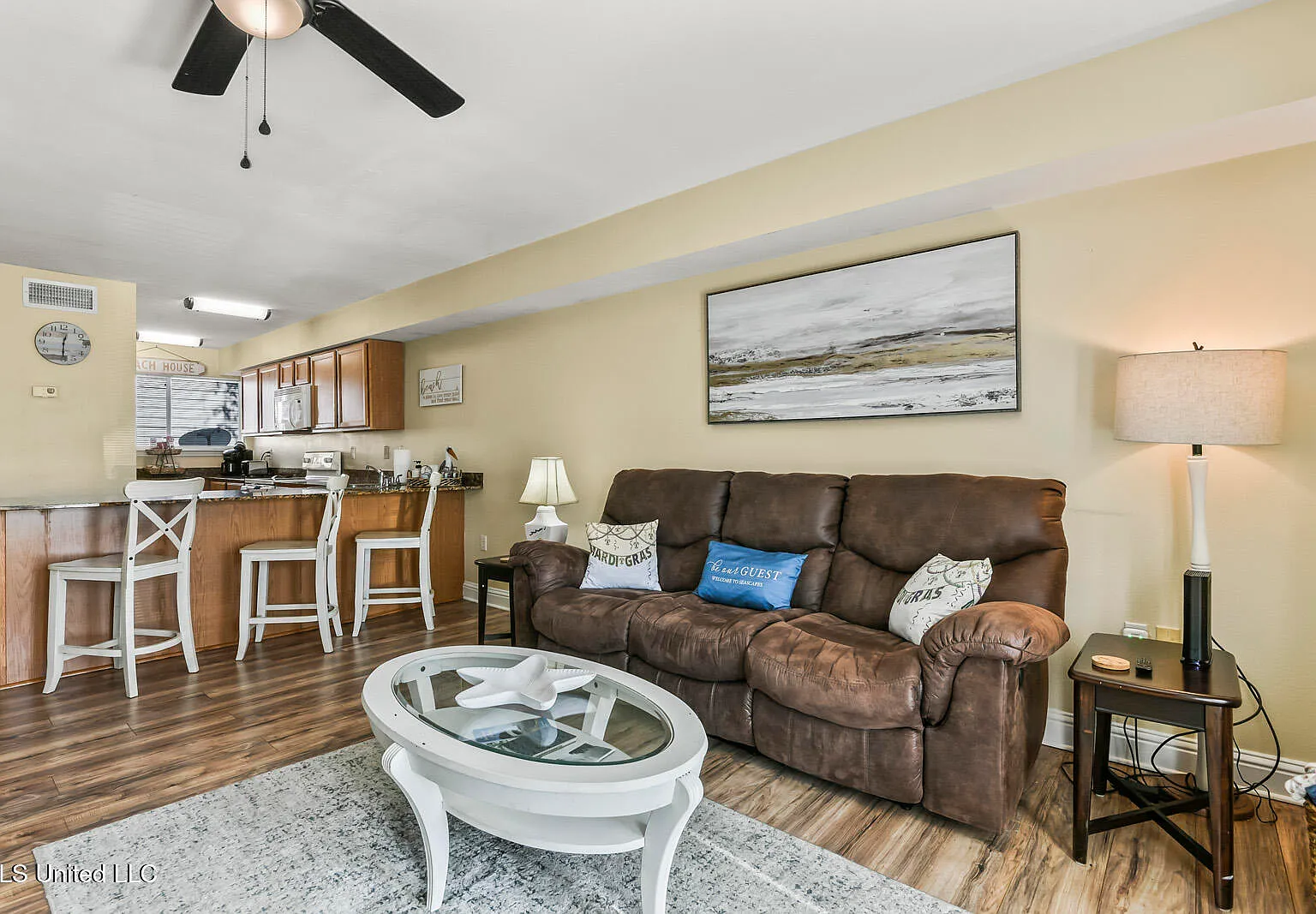 2 bed, 1.5 bath, 985 sqft, $2,295 — Photo 2