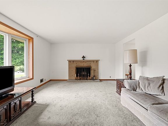 5th image of 16 Robin Rd