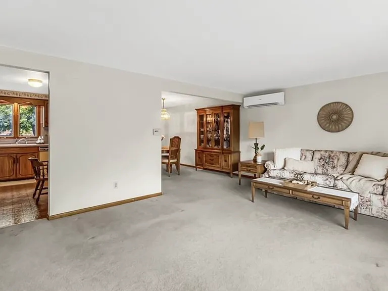 10 Kingston Ln — Photo 9