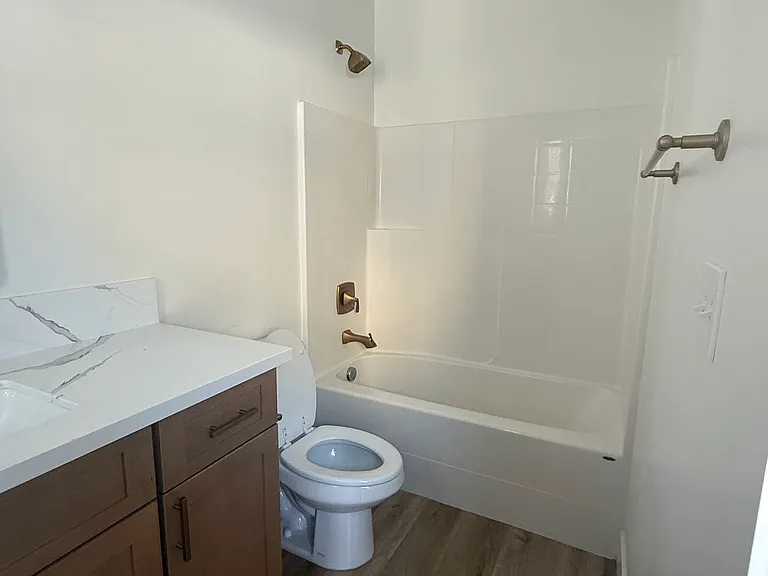 1700 Albion Ave #A — Photo 2