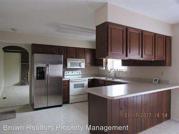 3rd image of 20 Marilyn Cir