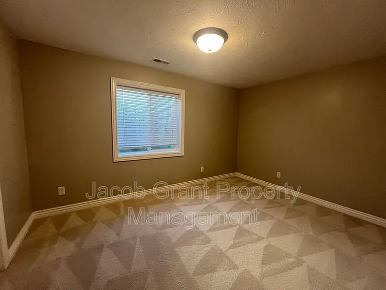 460 Lacosta Dr — Photo 15