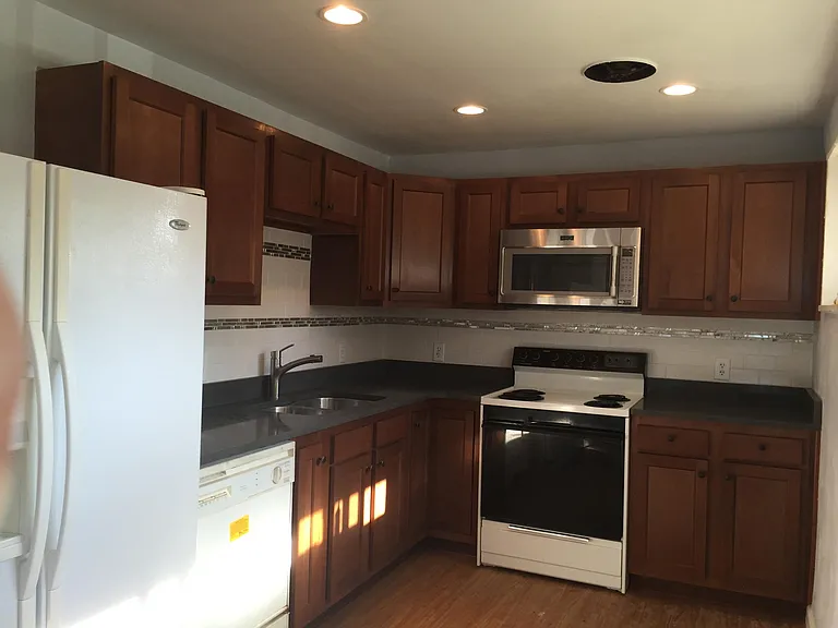 722 Greenleaf Dr — Photo 2