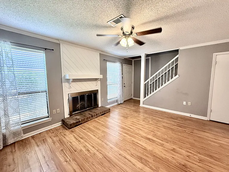955 Ridgepoint Ct — Photo 3