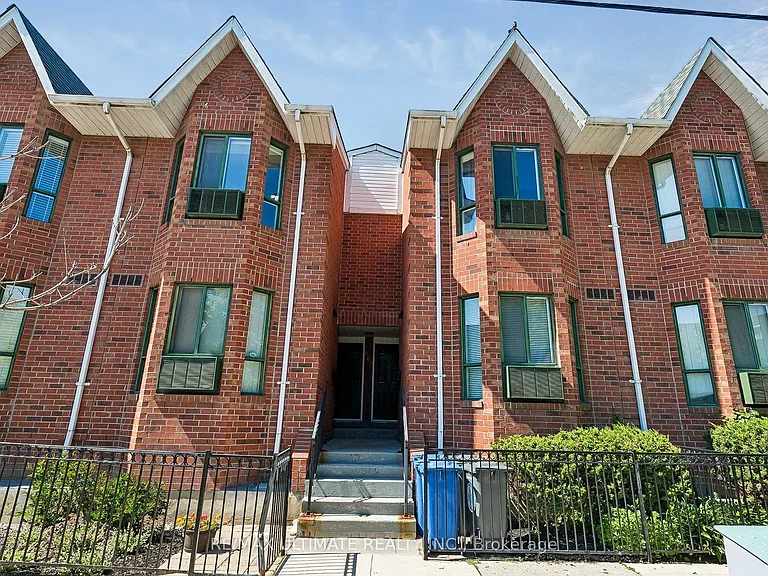660 Wellington St W #C — Photo 2
