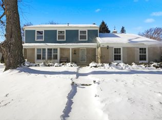 1820 Hunters Ridge Dr, Bloomfield Hills, MI 48304