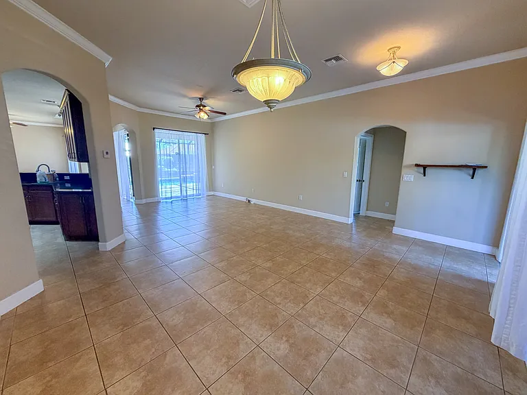 2110 SW 38th Ter — Photo 12