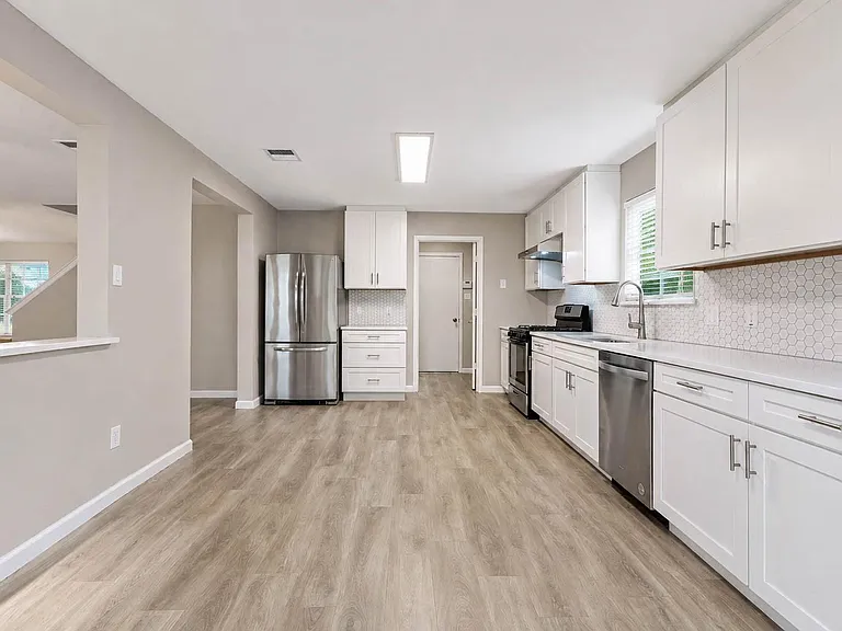 9506 Lasbury Dr — Photo 10