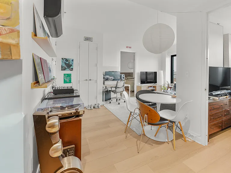 10-25 Jackson Ave #6B — Photo 3
