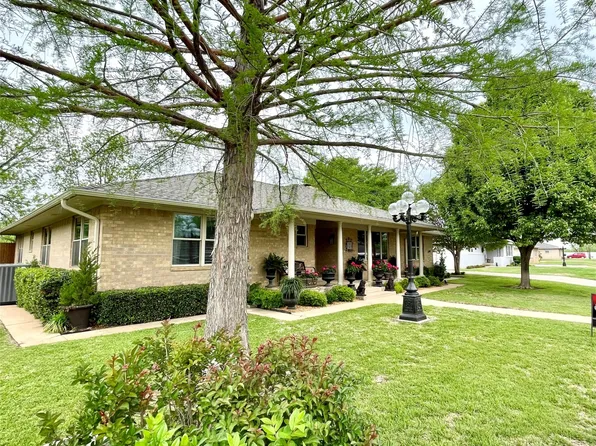 501 Westwood St, Breckenridge, TX 76424