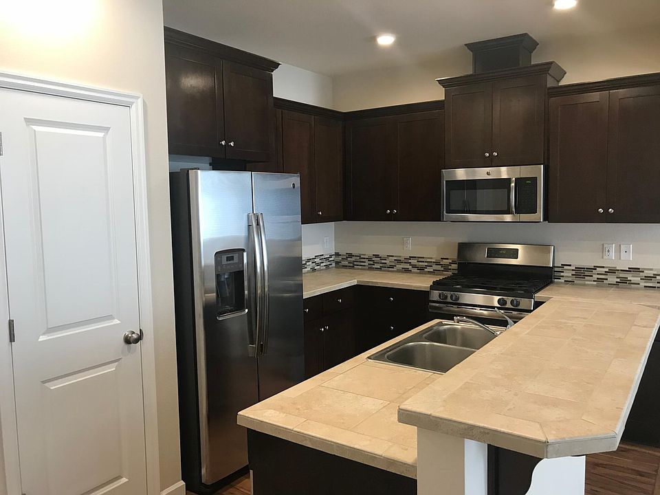 Kitchen w/ pantry