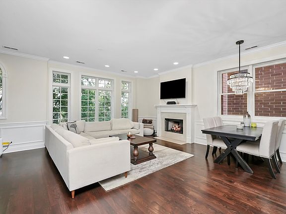 2nd image of 2731 N Wilton Ave Unit 2