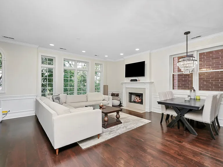2731 N Wilton Ave #2 — Photo 2