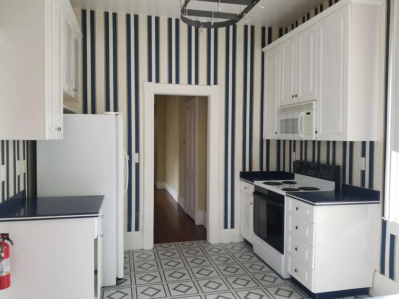 2 bed, 1050 sqft, $1,700 — Photo 2