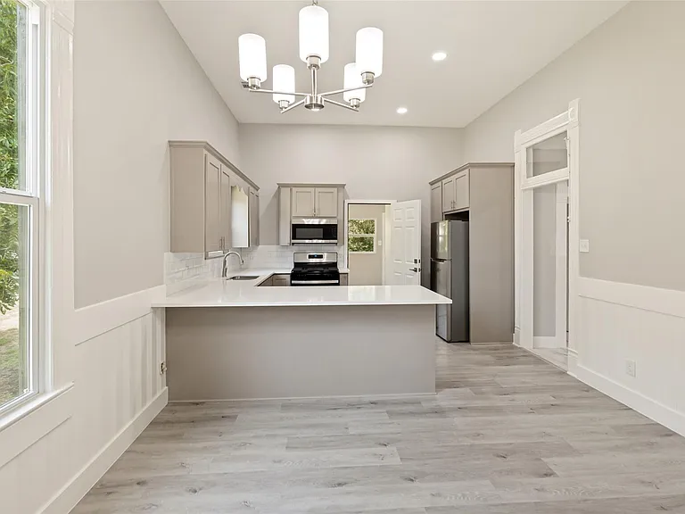 1159 San Bernard St — Photo 16