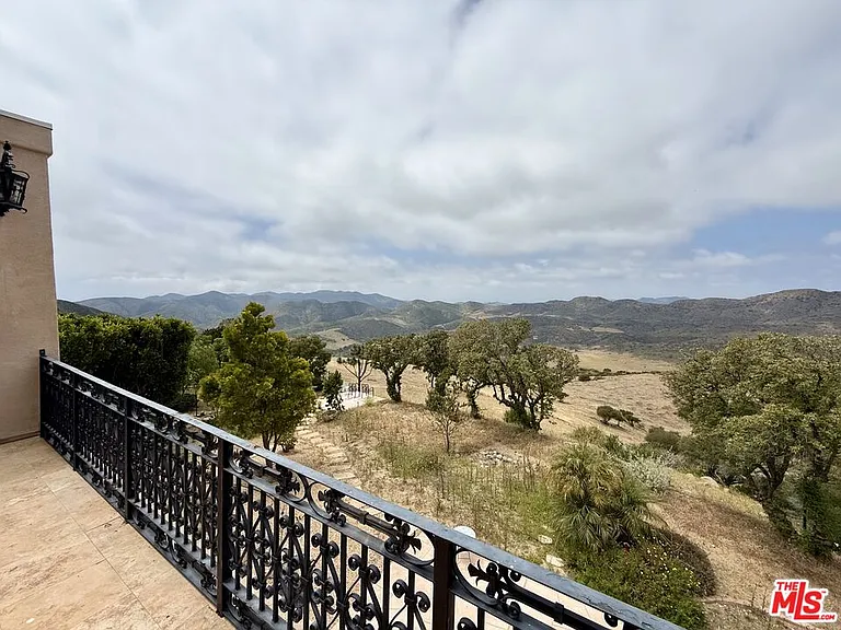 10827 Pacific View Dr — Photo 16