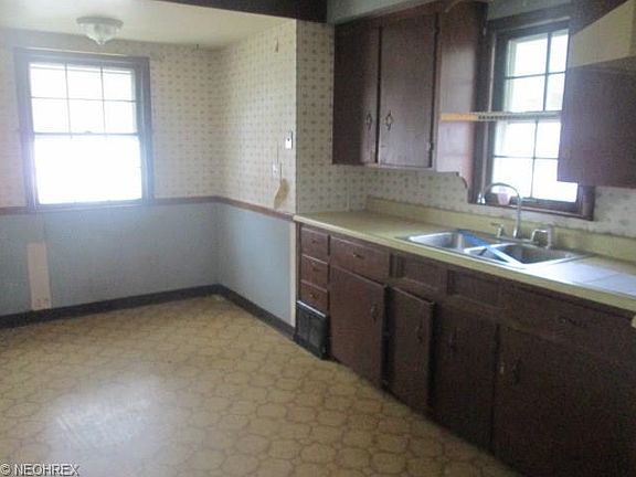3rd image of 906 Curtis Ave