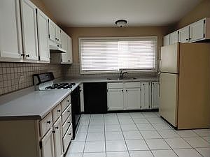 4th image of 148 Paramount Dr
