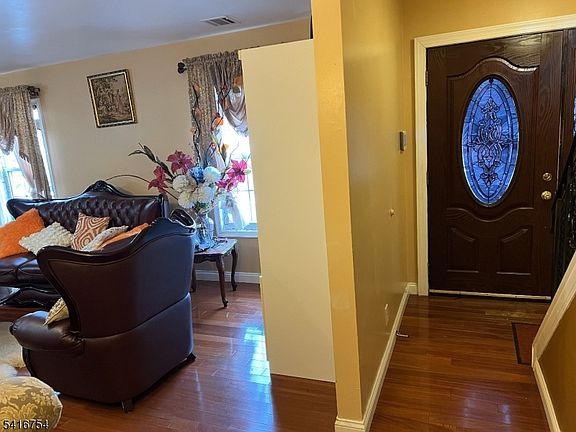 3rd image of 415 Wheatsheaf Rd