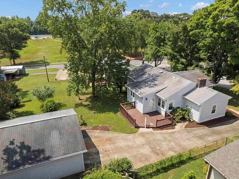 39 Mayfair Ln — Photo 6
