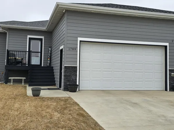 1789 Yellowstone Cir, Dickinson, ND 58601
