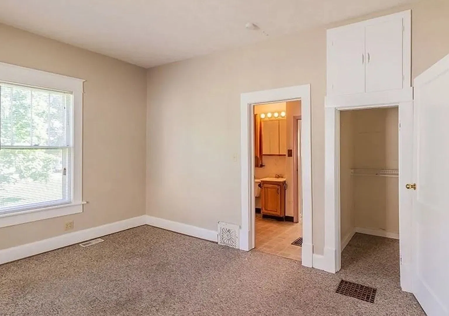 4 bed 2 bath house available June — Photo 3