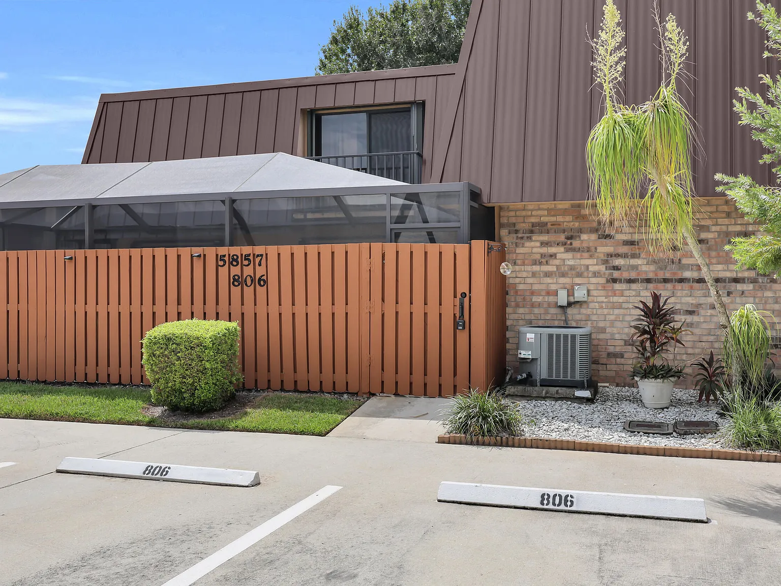 3 bed, 3.0 bath, 1512 sqft, $2,300 — Photo 2