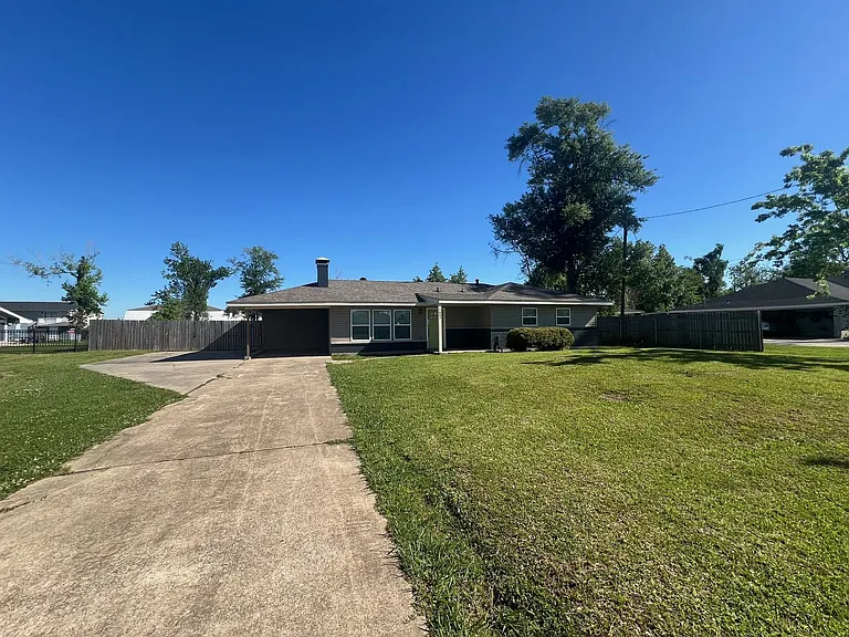 1002 Holly St — Photo 1