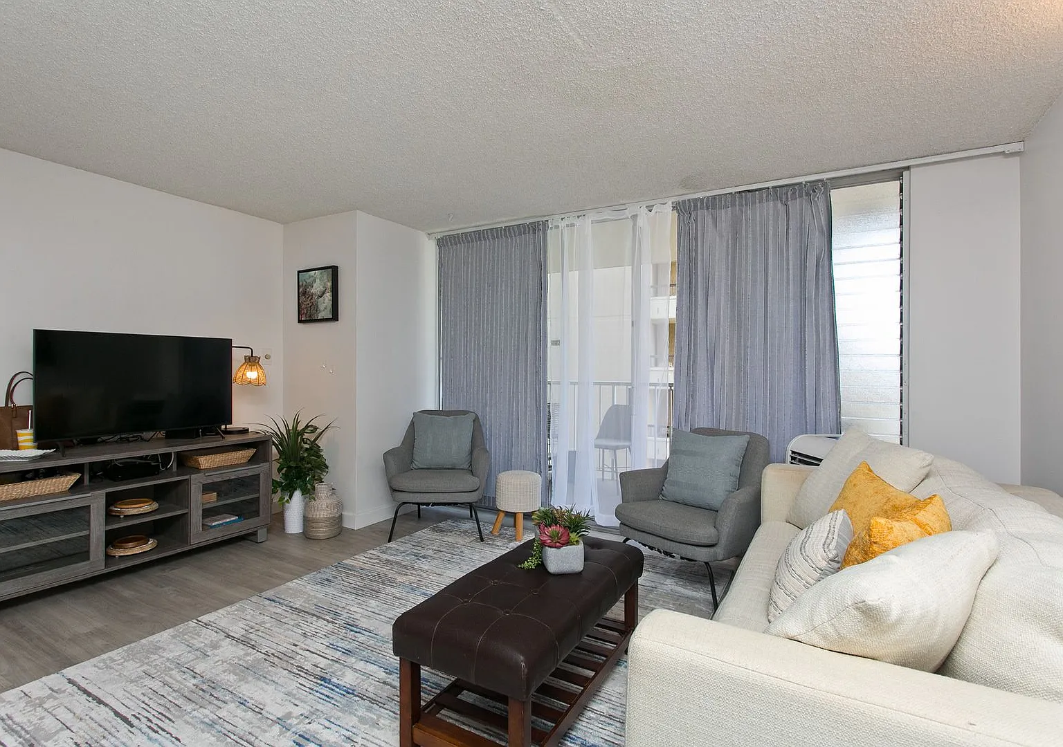 Move-in ready fully furnished beautiful 1 bedroom in Waikiki! — Photo 2