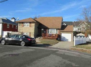 24 Manor Ln, Copiague, NY 11726