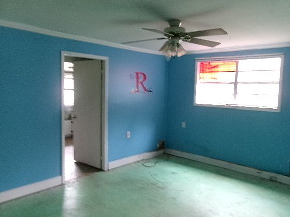 3rd image of 40 Pine Dr