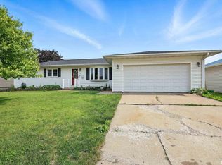 343 W Meadow Ln, Walcott, IA