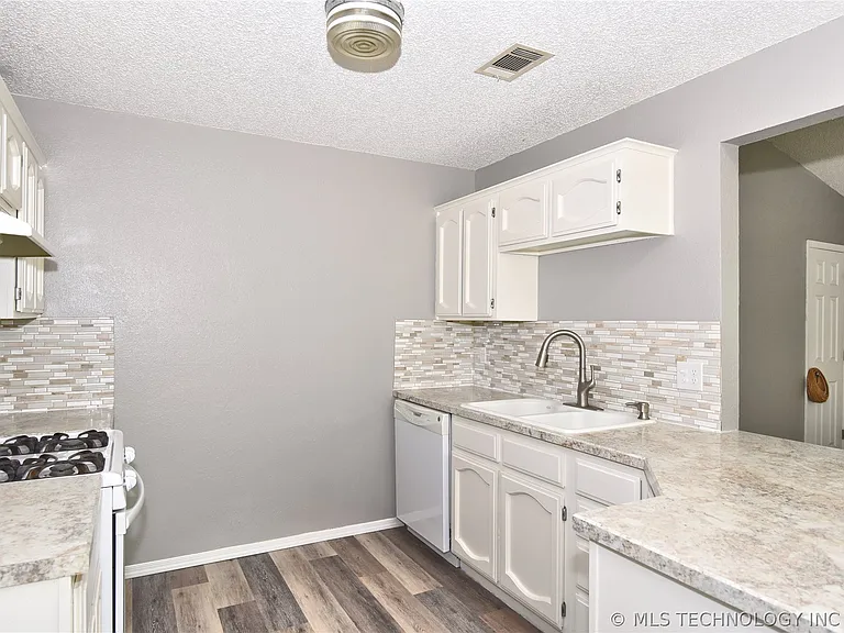 1339 E 138th Pl — Photo 10