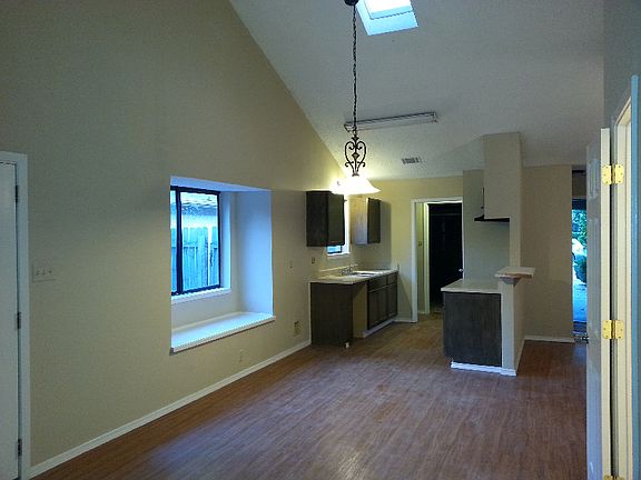 3rd image of 726 Briarbend Dr