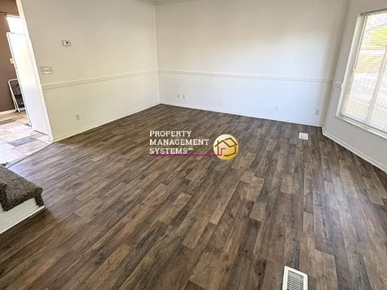 5117 W Loomis Ln — Photo 3