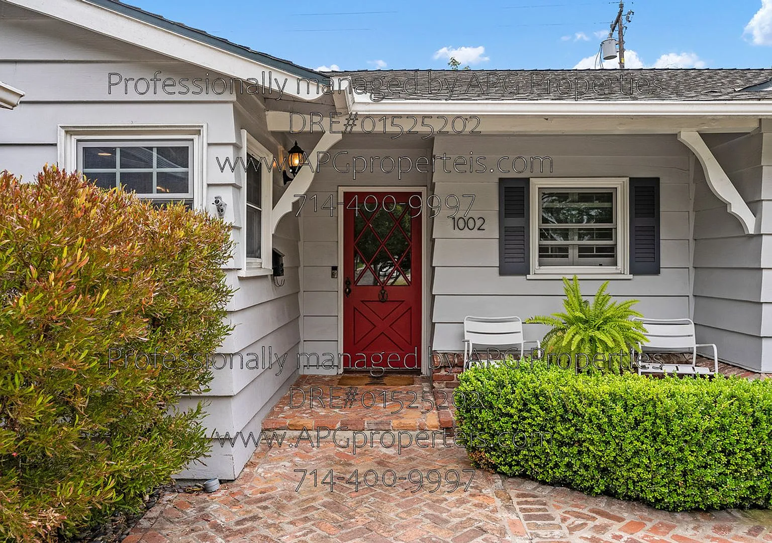Charming Single-Story 3 bedroom / 2 bathroom house with pool in Prime Santa Ana Neighborhood — Photo 2