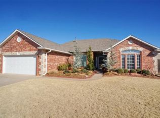 2504 Ridgewood Dr, Moore, OK 73160