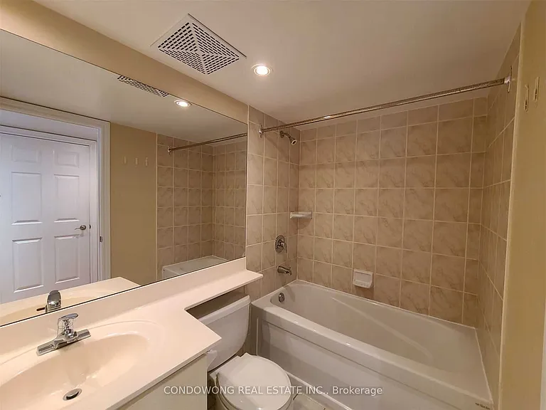 270 Wellington St W #819 — Photo 7