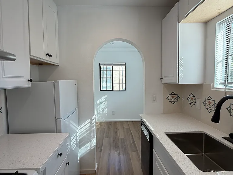 417 2nd St #11 — Photo 9