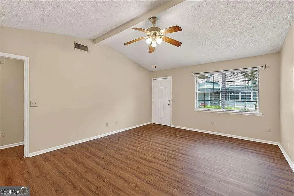 3 bed, 1200 sqft, $1,450 — Photo 4