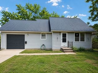 218 S 12th St, Chariton, IA 50049